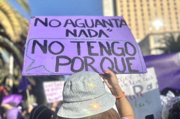 Foto de cartel con la leyenda: no aguantas nada, no tengo porque