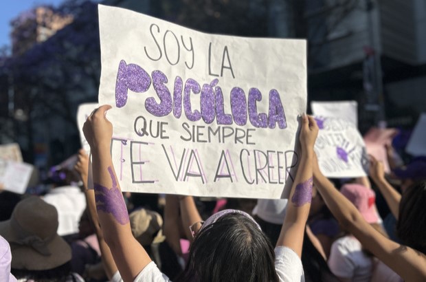 Cartel con la leyenda: soy la psicóloga que siempre te va a creer