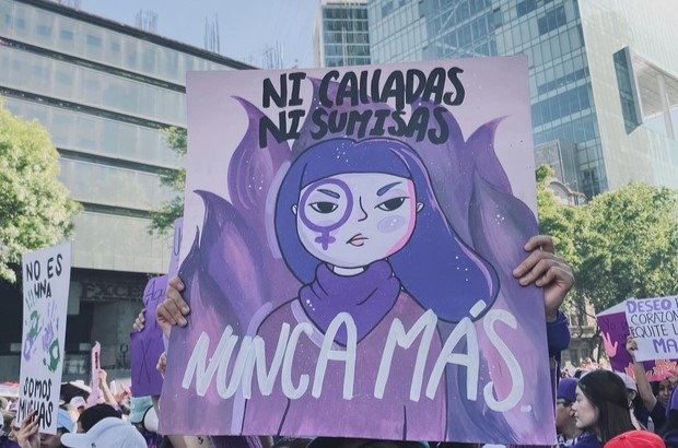 Cartel con la leyenda: ni calladas ni sumisas, nunca más