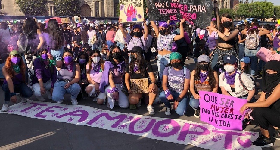 Foto del equipo de UOPT durante la marcha del 8M