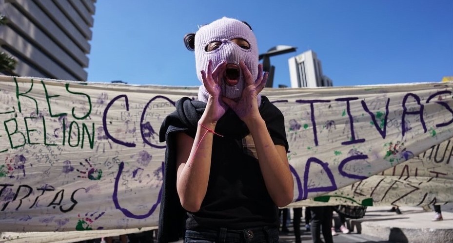 Foto de mujer con pasañontañas gritando en la marcha