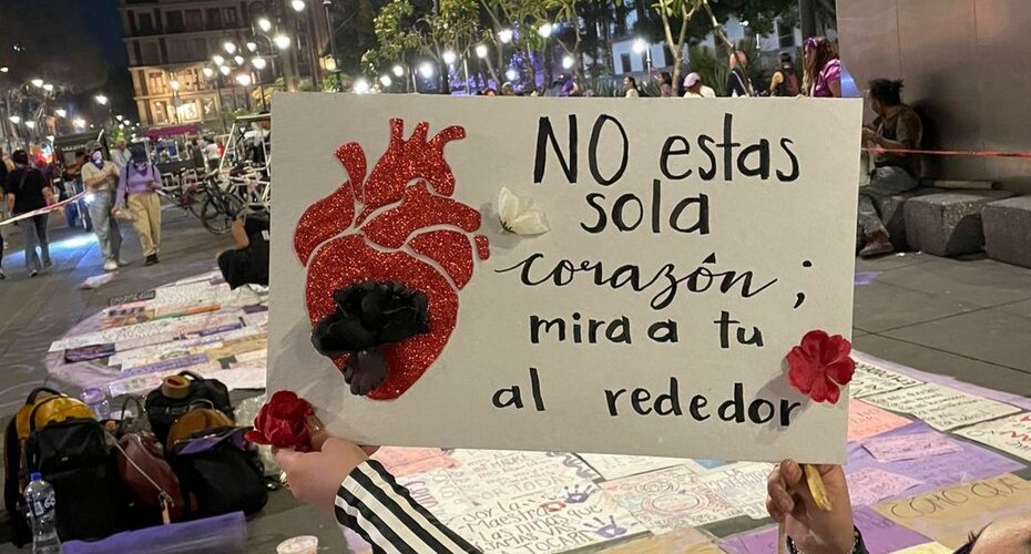 Cartel con la leyenda: no estas sola corazón, mira a tu alrededor 